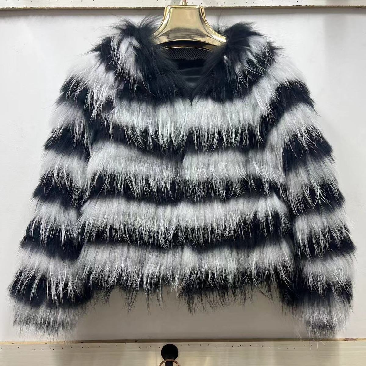 Real Raccoon Fur Women s Coat Young Style Fur Coat Women s Winter Short Slim Contrast Color Top one size
Real Raccoon Fur Women s Coat Young Style Fur Coat Women s Winter Short Slim Contrast Color Top one size