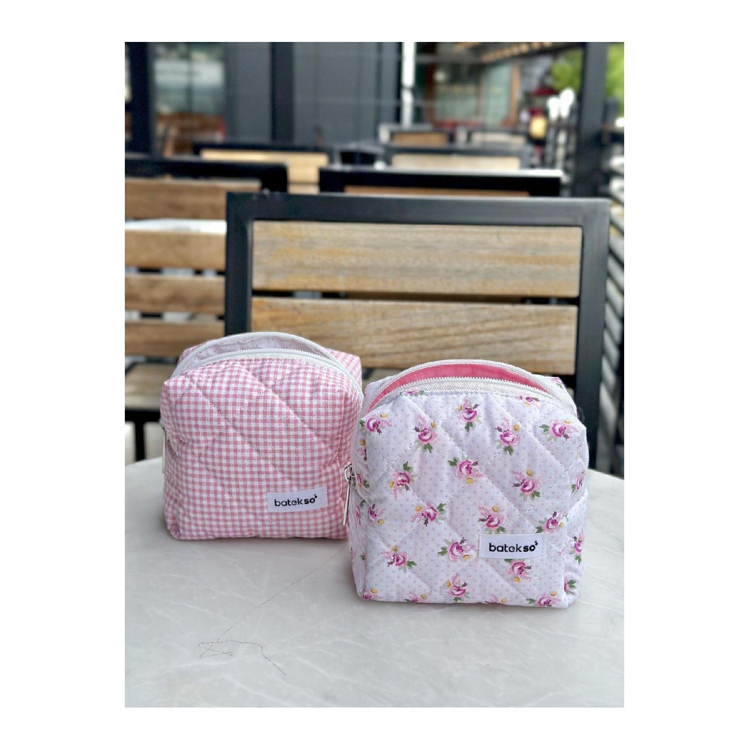 2-piece Mini Rose And Dusty Rose Square Pattern Makeup Bag - Small Size колір синій белл
2-piece Mini Rose And Dusty Rose Square Pattern Makeup Bag - Small Size колір синій белл
