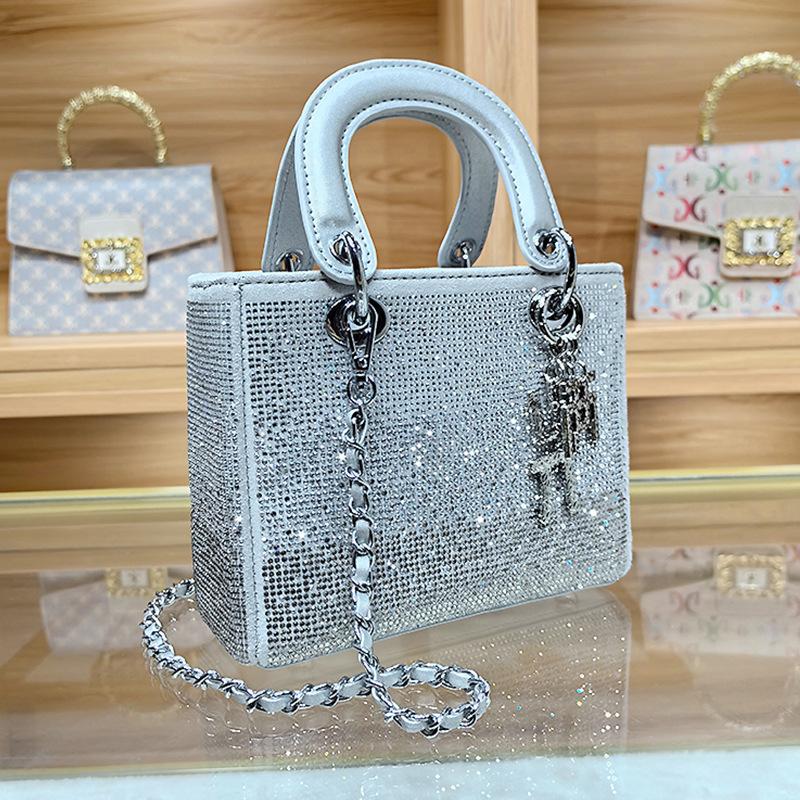 Полная ретро-сумка с бриллиантами для дам, роскошный дизайн, цепочка, высокое качество, маленькая квадратная сумка, сумка для ужина
Полная ретро-сумка с бриллиантами для дам, роскошный дизайн, цепочка, высокое качество, маленькая квадратная сумка, сумка для ужина