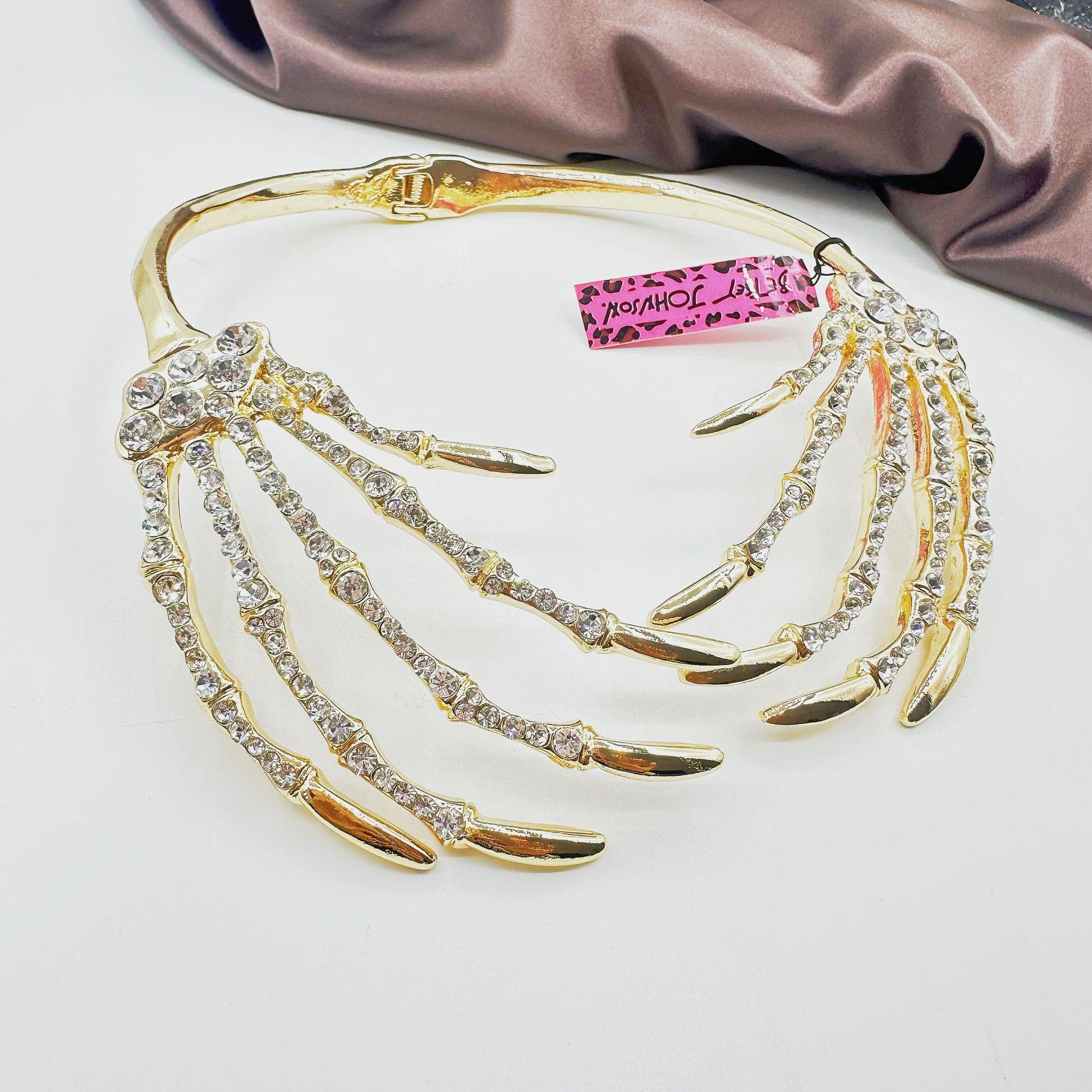 Stylish Claw Collar with Vintage Flair & Edgy Skull Design. Perfect for European & American Fashionistas! 89767
Stylish Claw Collar with Vintage Flair & Edgy Skull Design. Perfect for European & American Fashionistas! 89767