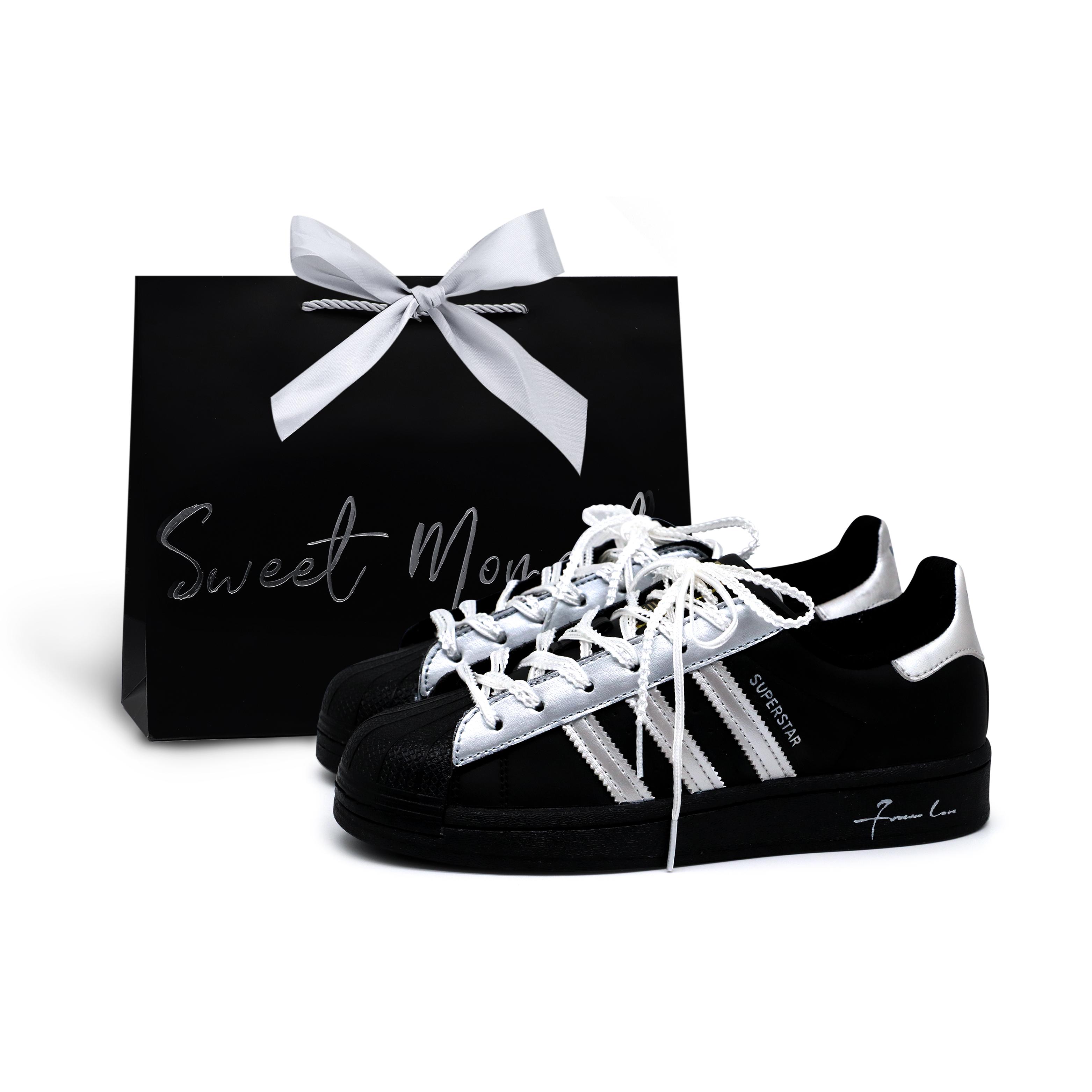 Adidas Originals SUPERSTAR Skateboard Shoes Unisex Low Top Black/Silver JH9977(Team1279-S-BOX) 35⅔
Adidas Originals SUPERSTAR Skateboard Shoes Unisex Low Top Black/Silver JH9977(Team1279-S-BOX) 35⅔