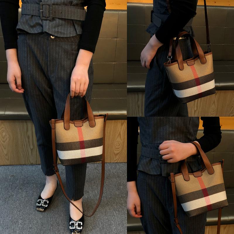 Супер огонь легкая роскошь клетчатая модная сумка-ведро женская 2025 новая портативная универсальная высококлассная на плечо сумка-мессенджер темно-коричневого
Супер огонь легкая роскошь клетчатая модная сумка-ведро женская 2025 новая портативная универсальная высококлассная на плечо сумка-мессенджер темно-коричневого