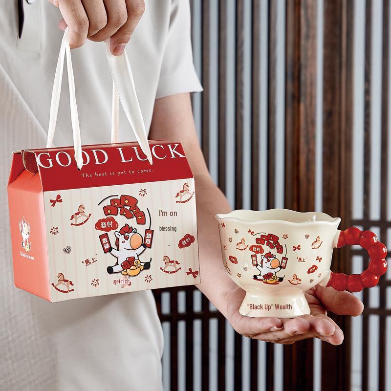 Высококачественная мультяшная керамическая кружка в подарок: Милый дизайн девочки, Рождественский сувенир, Стакан для воды в подарочной коробке 301-400ml
Высококачественная мультяшная керамическая кружка в подарок: Милый дизайн девочки, Рождественский сувенир, Стакан для воды в подарочной коробке 301-400ml