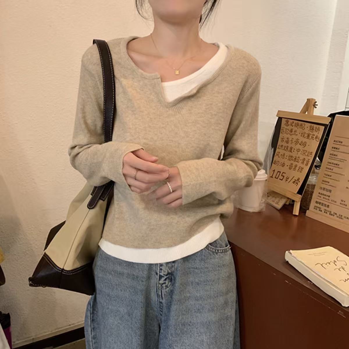 Korean version of lazy wind contrasting color fake two-piece crew neck knitted sweater women s autumn and winter new models are thin inside one size fits all абрикосовий
Korean version of lazy wind contrasting color fake two-piece crew neck knitted sweater women s autumn and winter new models are thin inside one size fits all абрикосовий