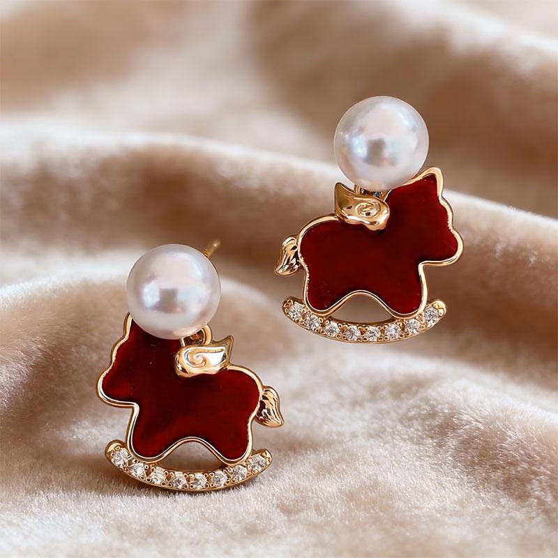 Silver Needle Red Diamond-Inlaid Pearl Horse Stud Earrings for Women - Light Luxury Autumn/Winter Edition красный
Silver Needle Red Diamond-Inlaid Pearl Horse Stud Earrings for Women - Light Luxury Autumn/Winter Edition красный