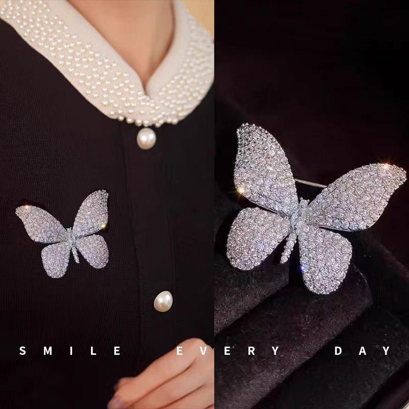 Xiaoxiangfeng flash diamond butterfly brooch women s design sense niche temperament suit pin advanced sense exquisite corsage
Xiaoxiangfeng flash diamond butterfly brooch women s design sense niche temperament suit pin advanced sense exquisite corsage