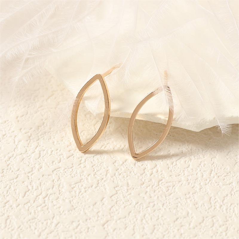 Простые ретро-серьги Love Геометрические металлические серьги Niche Temperament Высококачественные универсальные серьги
Простые ретро-серьги Love Геометрические металлические серьги Niche Temperament Высококачественные универсальные серьги