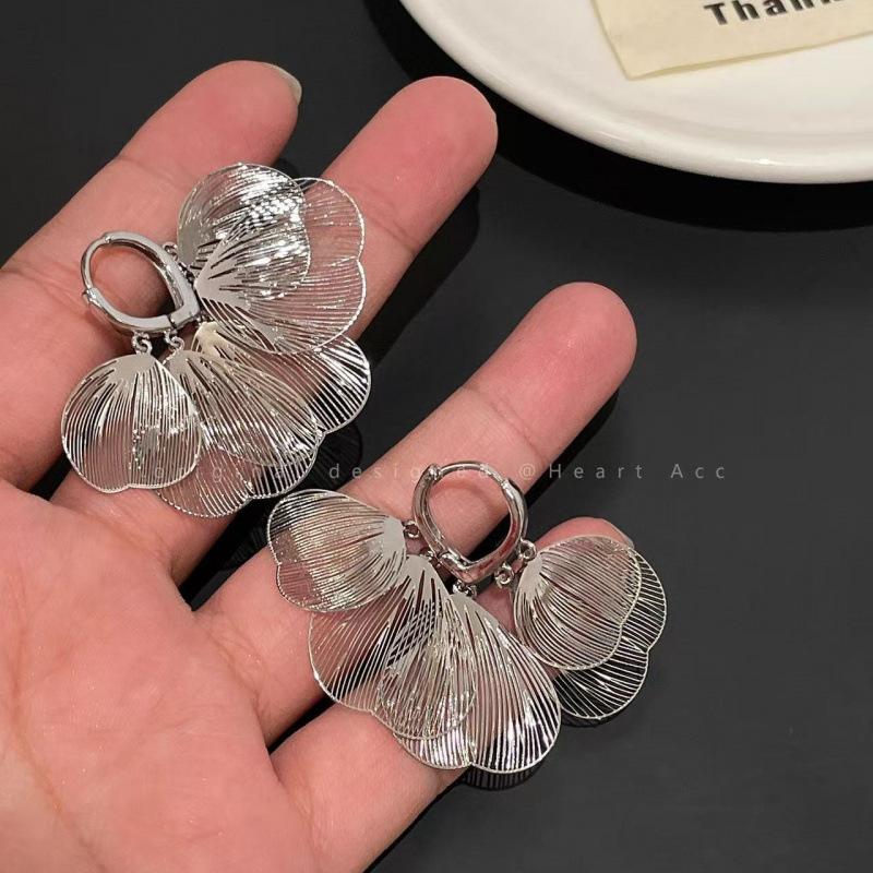 Exquisite hollow butterfly wings fringed earrings women s new temperament light luxury earrings fashion ear buckles срібний
Exquisite hollow butterfly wings fringed earrings women s new temperament light luxury earrings fashion ear buckles срібний