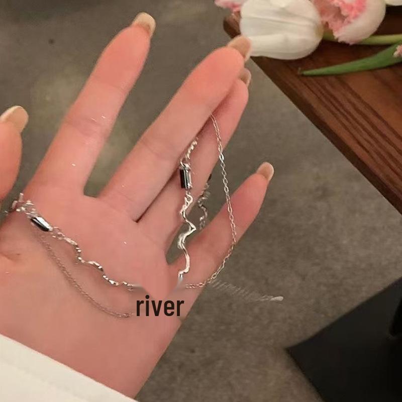 Elegant Butterfly Clavicle Necklace: Light Luxury Choker with Unique Design and High-End Style for Women
Elegant Butterfly Clavicle Necklace: Light Luxury Choker with Unique Design and High-End Style for Women