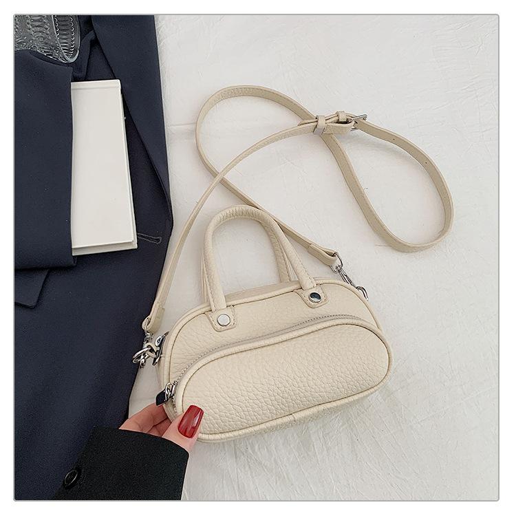 2025 New Fashion Versatile Premium Messenger Bag Pillow Bag Niche Design Handbag Women s Shoulder Bag
2025 New Fashion Versatile Premium Messenger Bag Pillow Bag Niche Design Handbag Women s Shoulder Bag