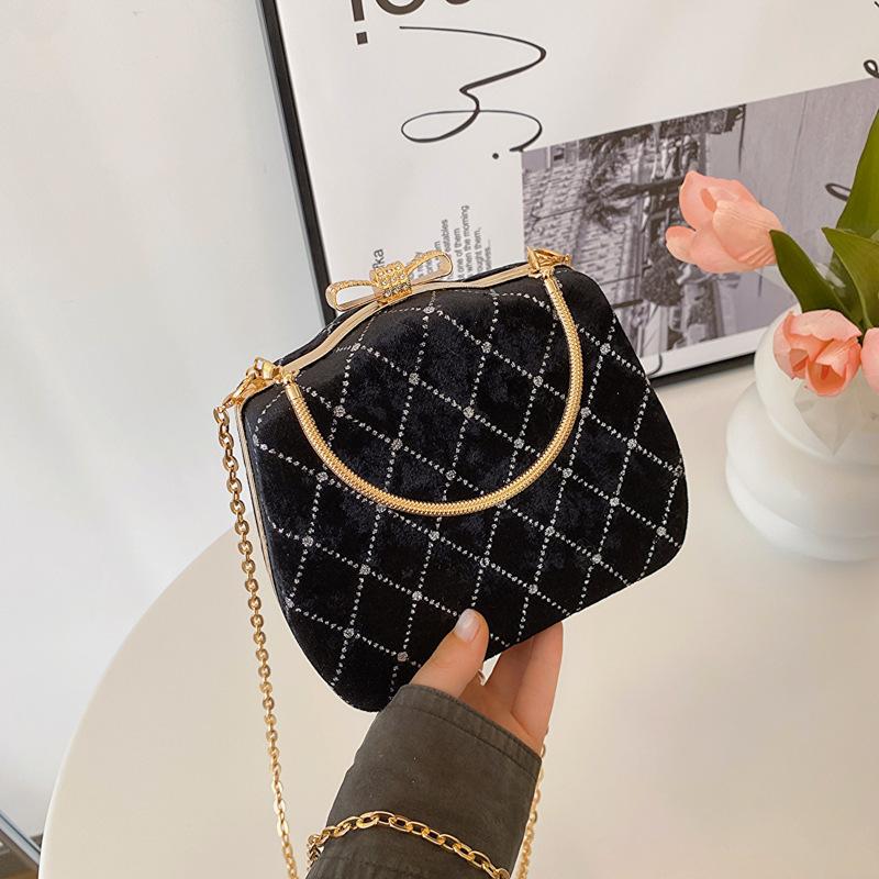 Celebrity box bag 2025 winter new chain bag diamond-encrusted handbag women s shoulder messenger bag чёрный
Celebrity box bag 2025 winter new chain bag diamond-encrusted handbag women s shoulder messenger bag чёрный