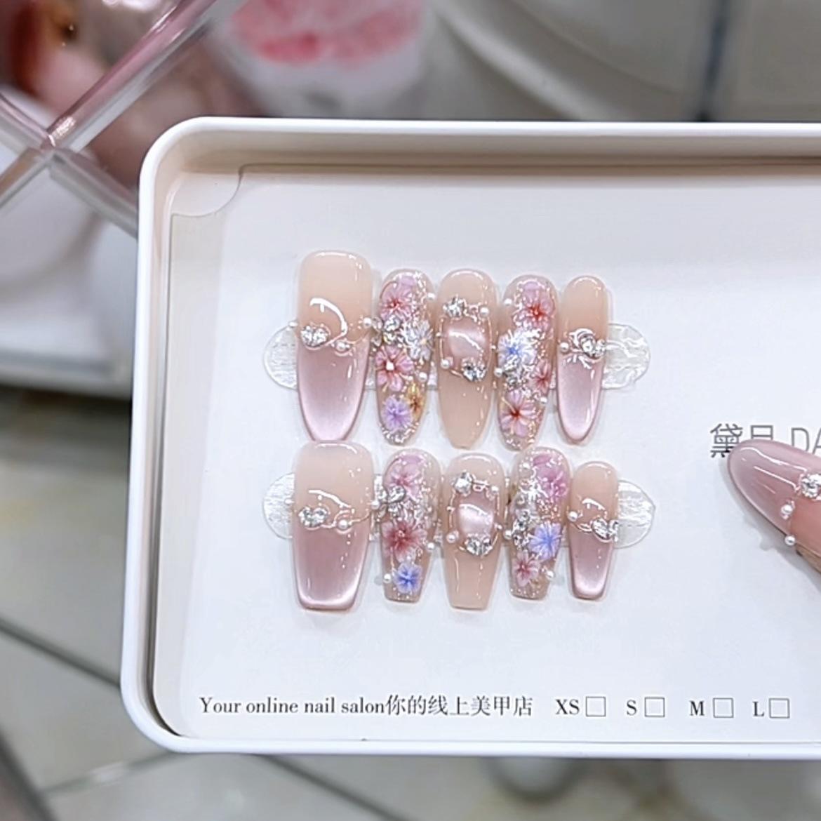 Плетёная вручную броня с весенними цветами, трёхмерные красочные лепестки, кошачьи глаза, следящие за светом, наклейки для ногтей с высококлассным темпераментом Large L
Плетёная вручную броня с весенними цветами, трёхмерные красочные лепестки, кошачьи глаза, следящие за светом, наклейки для ногтей с высококлассным темпераментом Large L