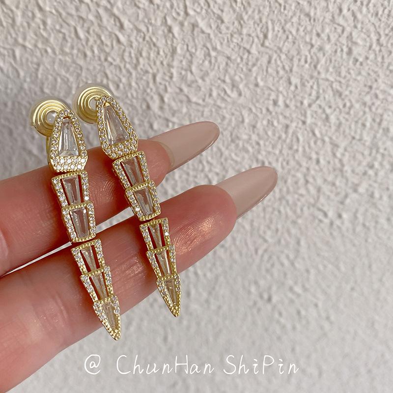 Long snake zircon ear clips without ear piercings, high-end sense, light luxury, fashionable retro gold snake-shaped design earrings, women
Long snake zircon ear clips without ear piercings, high-end sense, light luxury, fashionable retro gold snake-shaped design earrings, women