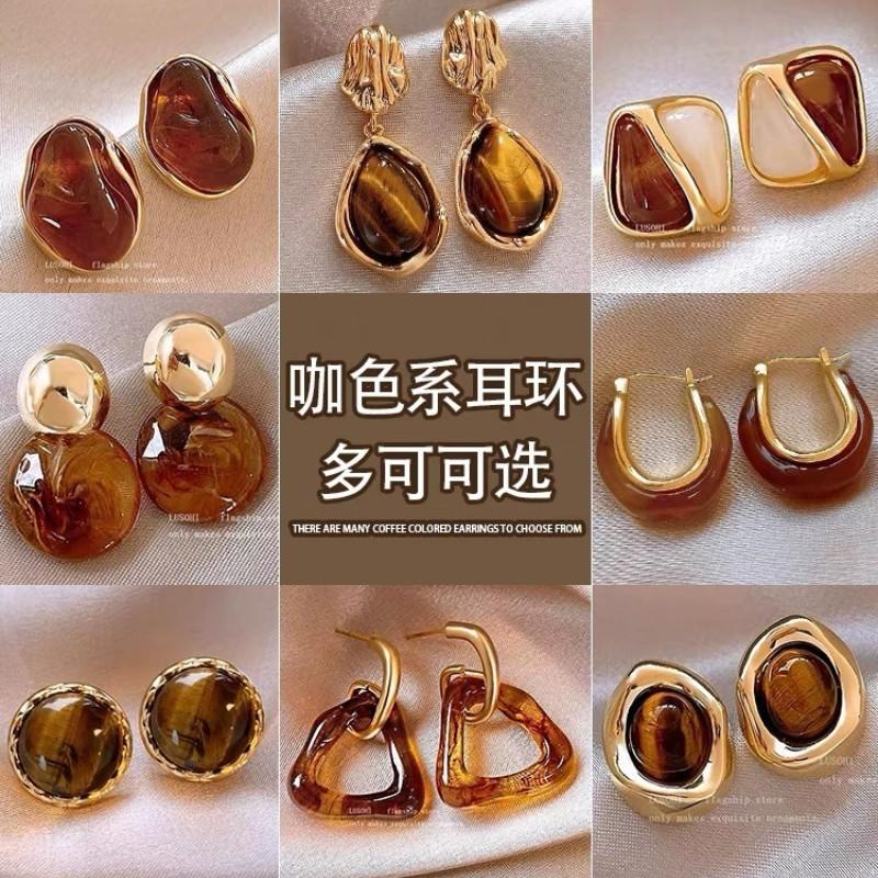 Maillard coffee color geometric earrings 2025 light luxury high-end temperament stud earrings niche retro style earrings
Maillard coffee color geometric earrings 2025 light luxury high-end temperament stud earrings niche retro style earrings