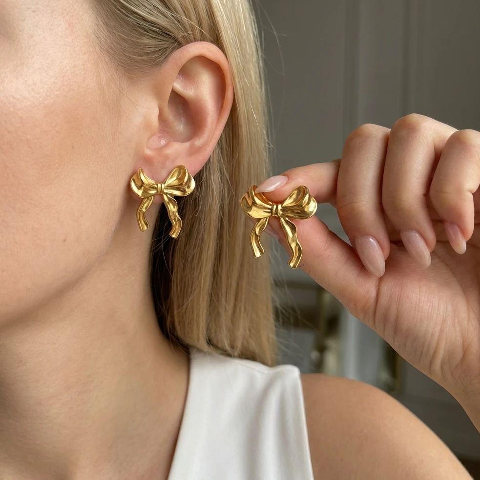 Stainless Steel Vintage Textured Bow Stud Earrings For Women Gold Plated Bowknot Ribbon Earring Girls Party Aesthetic Jewelry
Stainless Steel Vintage Textured Bow Stud Earrings For Women Gold Plated Bowknot Ribbon Earring Girls Party Aesthetic Jewelry