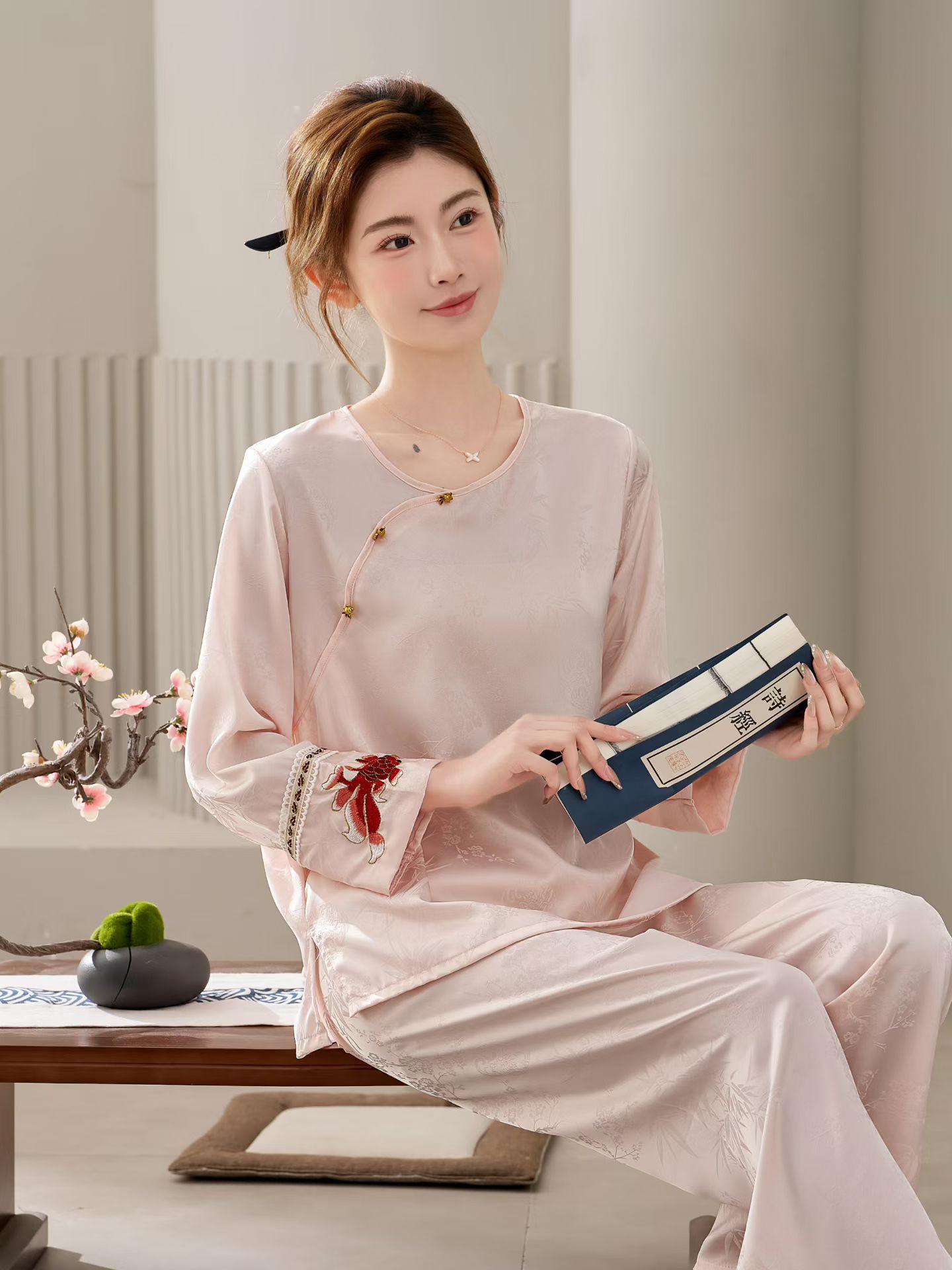 Retro Chic Ice Silk Jacquard Women s Pajama Set: Loose Long Sleeve & Pants Extra Large рожевий
Retro Chic Ice Silk Jacquard Women s Pajama Set: Loose Long Sleeve & Pants Extra Large рожевий