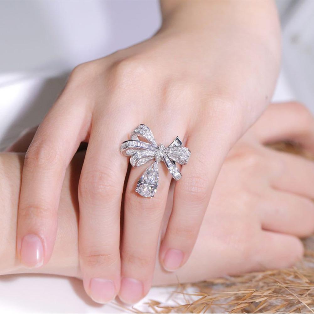Luxury Bow Rings for Women Exquisite 3D Pear Shaped High Carbon Diamond Middle Finger Fashion Jewelry adjustable
Luxury Bow Rings for Women Exquisite 3D Pear Shaped High Carbon Diamond Middle Finger Fashion Jewelry adjustable