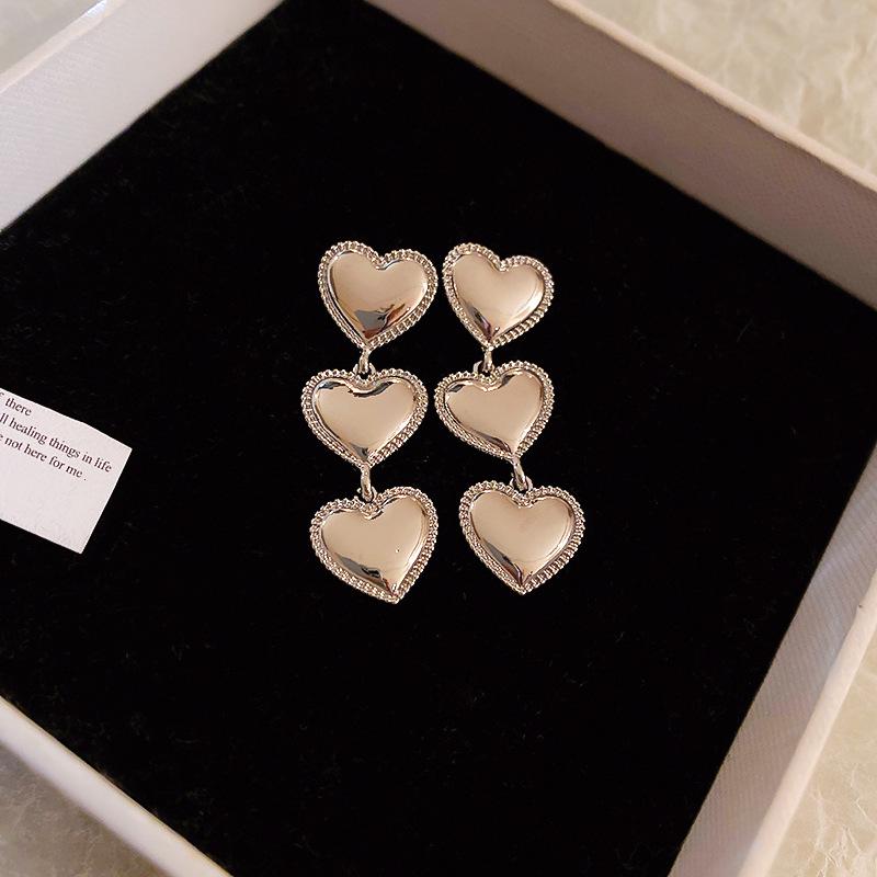 Элегантные серьги-кисточки в виде металлических сердец из стерлингового серебра - Европейский и американский модный тренд для женщин
Элегантные серьги-кисточки в виде металлических сердец из стерлингового серебра - Европейский и американский модный тренд для женщин