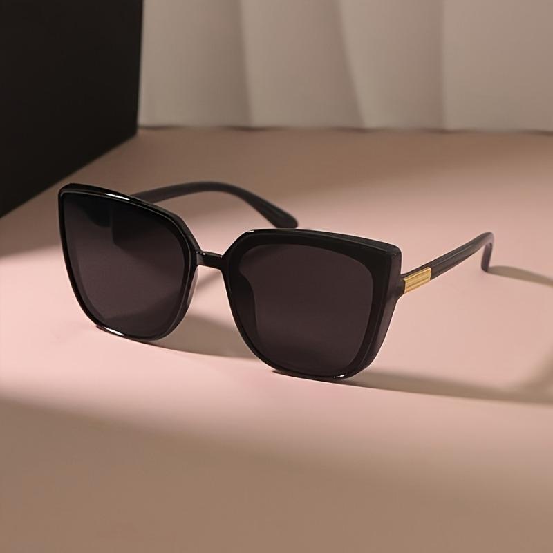 1pc vintage cat-eye glasses, unisex big frame, black lenses, PC material, stylish & classic accessory.
1pc vintage cat-eye glasses, unisex big frame, black lenses, PC material, stylish & classic accessory.