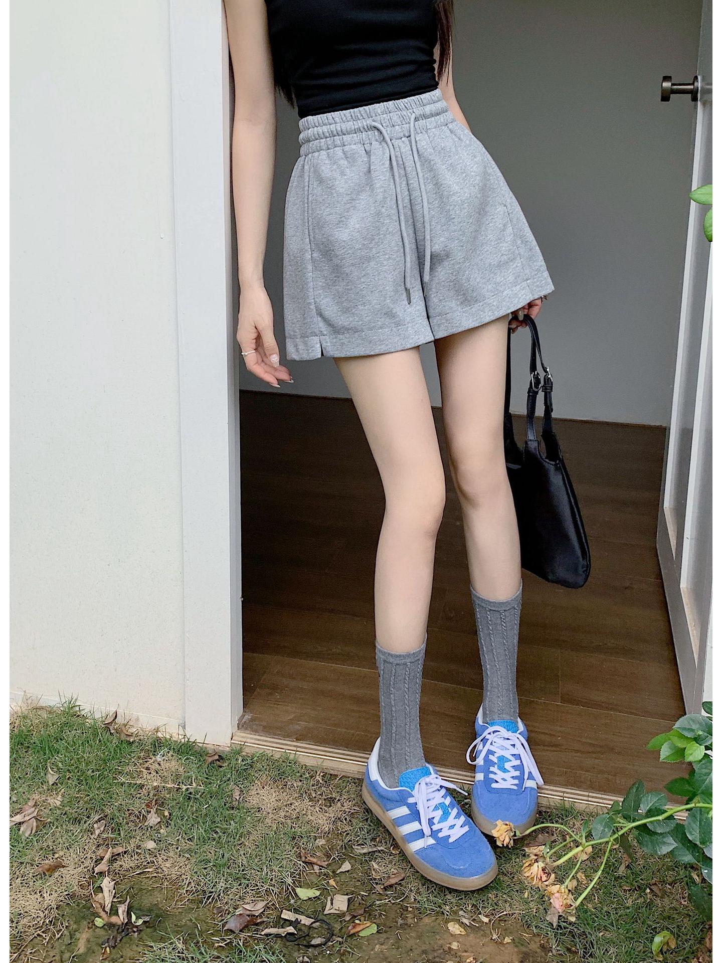 Женские черные брюки с широкими штанинами и кулиской от Design Sense - Летние шорты с эластичной талией и прямыми штанинами в стиле кэжуал. XL серый
Женские черные брюки с широкими штанинами и кулиской от Design Sense - Летние шорты с эластичной талией и прямыми штанинами в стиле кэжуал. XL серый