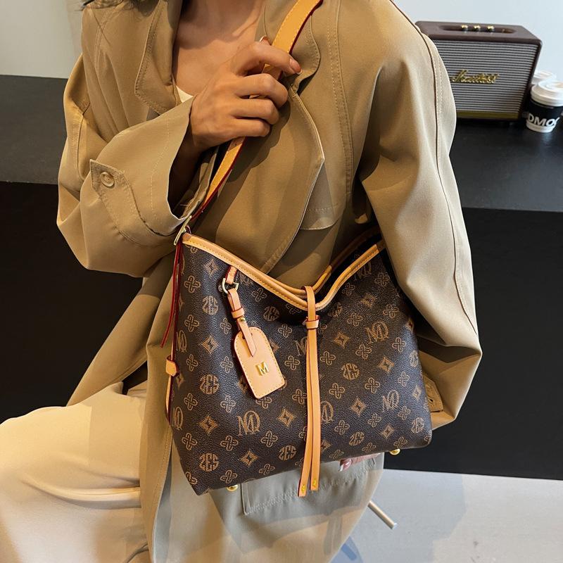 Women s bag 2025 new retro presbyopia letter shoulder tote bag casual portable women s bag commuter messenger bag темно-коричневого кольору
Women s bag 2025 new retro presbyopia letter shoulder tote bag casual portable women s bag commuter messenger bag темно-коричневого кольору