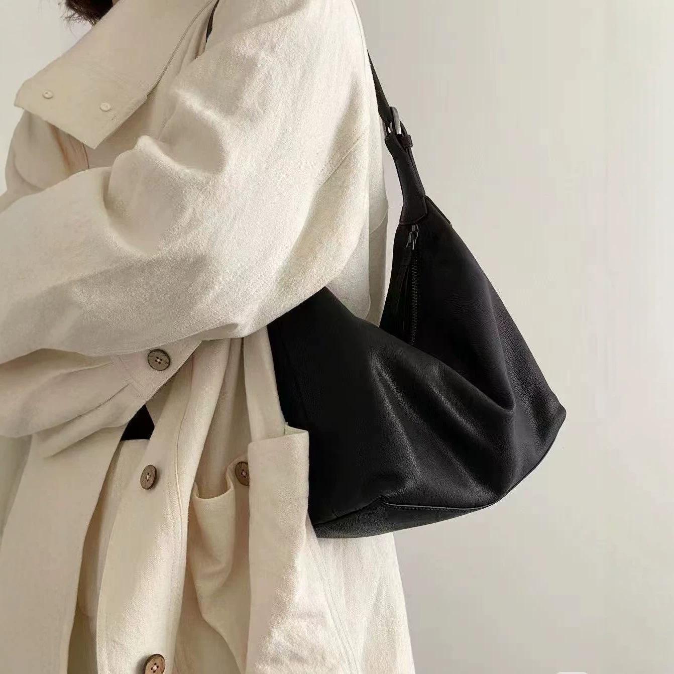 Qiu Series Calfskin Hobo Bag One Size чорний
Qiu Series Calfskin Hobo Bag One Size чорний