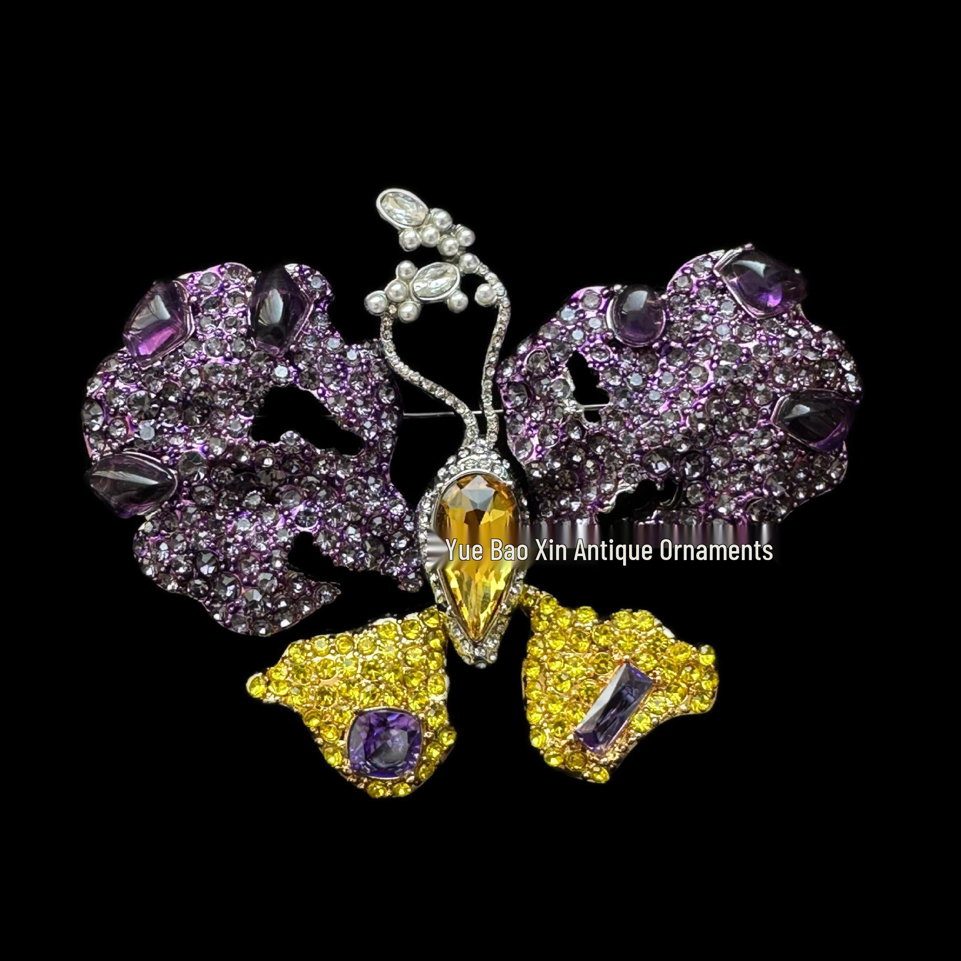 Vintage Imitation Butterfly Brooch: Luxurious French Retro Style with Colorful Rhinestones and Real Gold Plating.
Vintage Imitation Butterfly Brooch: Luxurious French Retro Style with Colorful Rhinestones and Real Gold Plating.