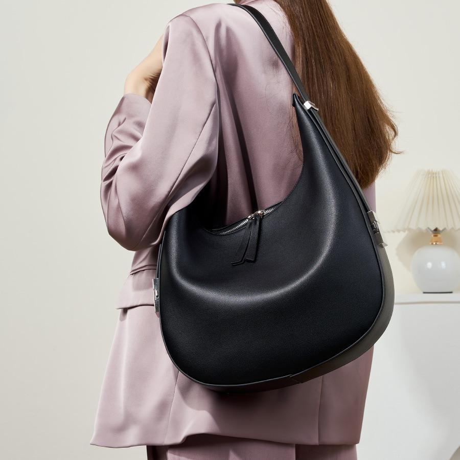 Leather Handheld Women s Bag, New Versatile Commuter Shoulder Messenger Bag, Trendy Design Cowhide Armpit Bag білий
Leather Handheld Women s Bag, New Versatile Commuter Shoulder Messenger Bag, Trendy Design Cowhide Armpit Bag білий