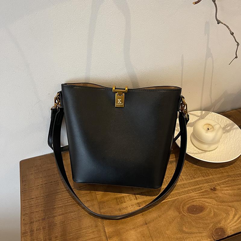 High-end fashion bucket bag women s winter new casual shoulder bag niche women s bag чорний
High-end fashion bucket bag women s winter new casual shoulder bag niche women s bag чорний