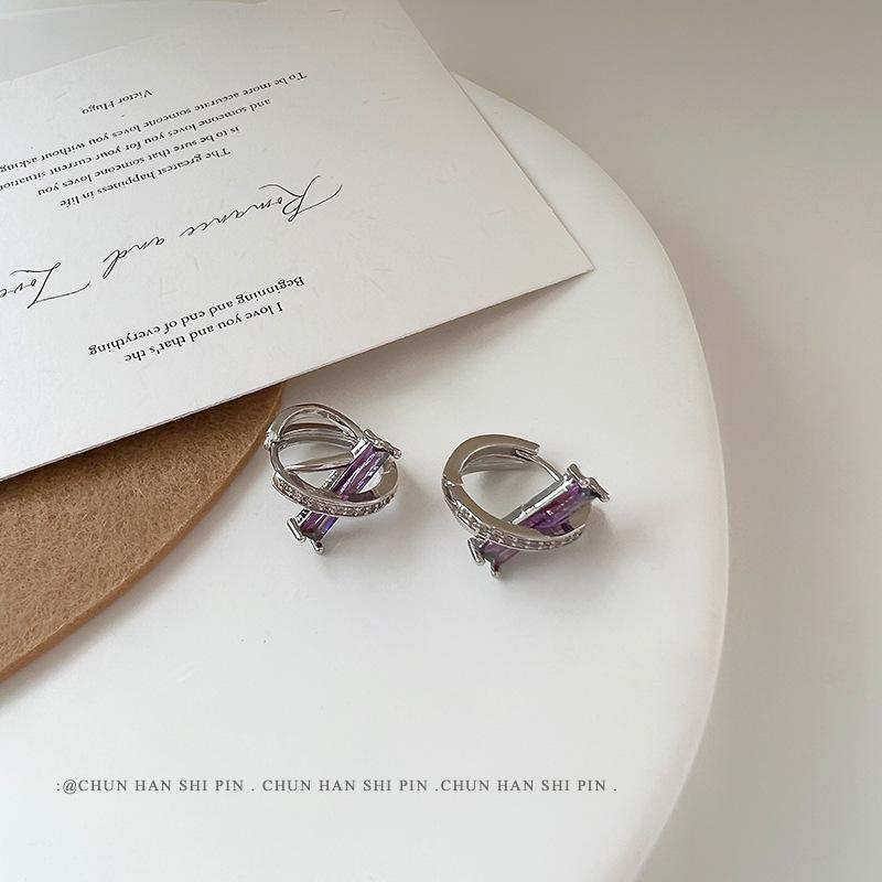 Light luxury purple ear clips without ear holes, niche design sense, high-end small and exquisite earrings, female mosquito coil disc earrings.
Light luxury purple ear clips without ear holes, niche design sense, high-end small and exquisite earrings, female mosquito coil disc earrings.