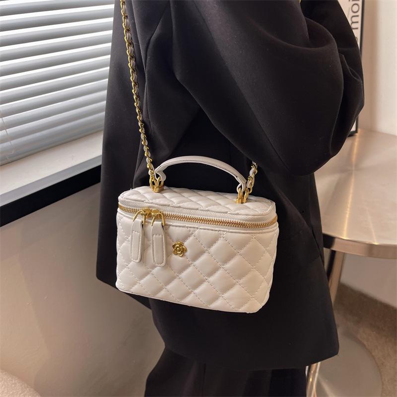 New hand carry fashion bucket bag women s diamond chain shoulder bag versatile messenger box bag
New hand carry fashion bucket bag women s diamond chain shoulder bag versatile messenger box bag