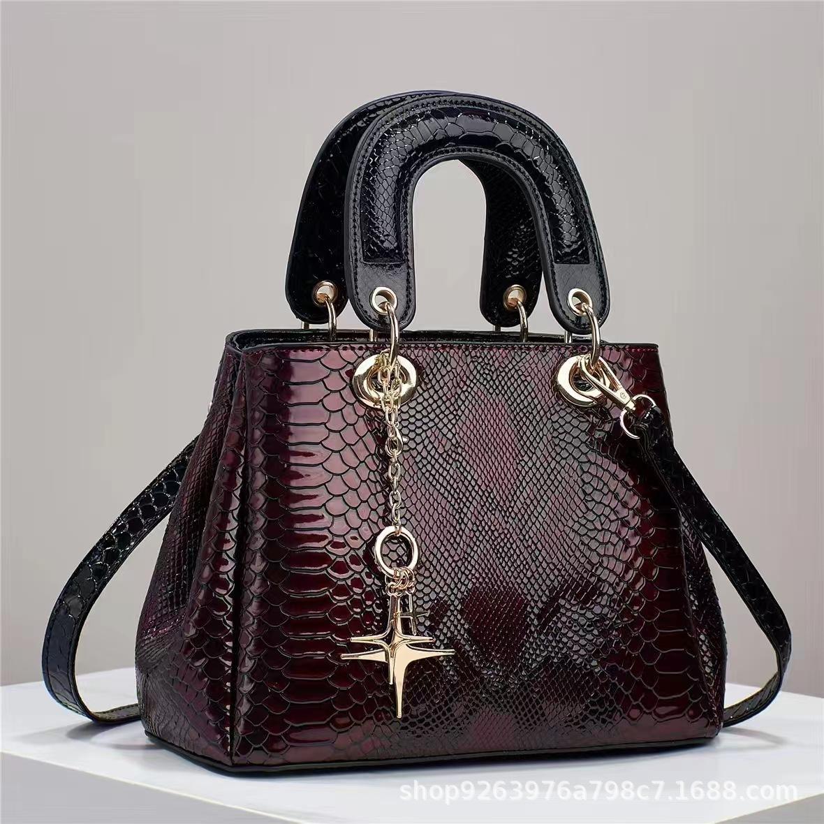 New Serpentine Large Size Capacity Handbag Texture Quality Foreign Style Bright Leather High Quality Single Shoulder Oblique Span Material Bag .
New Serpentine Large Size Capacity Handbag Texture Quality Foreign Style Bright Leather High Quality Single Shoulder Oblique Span Material Bag .