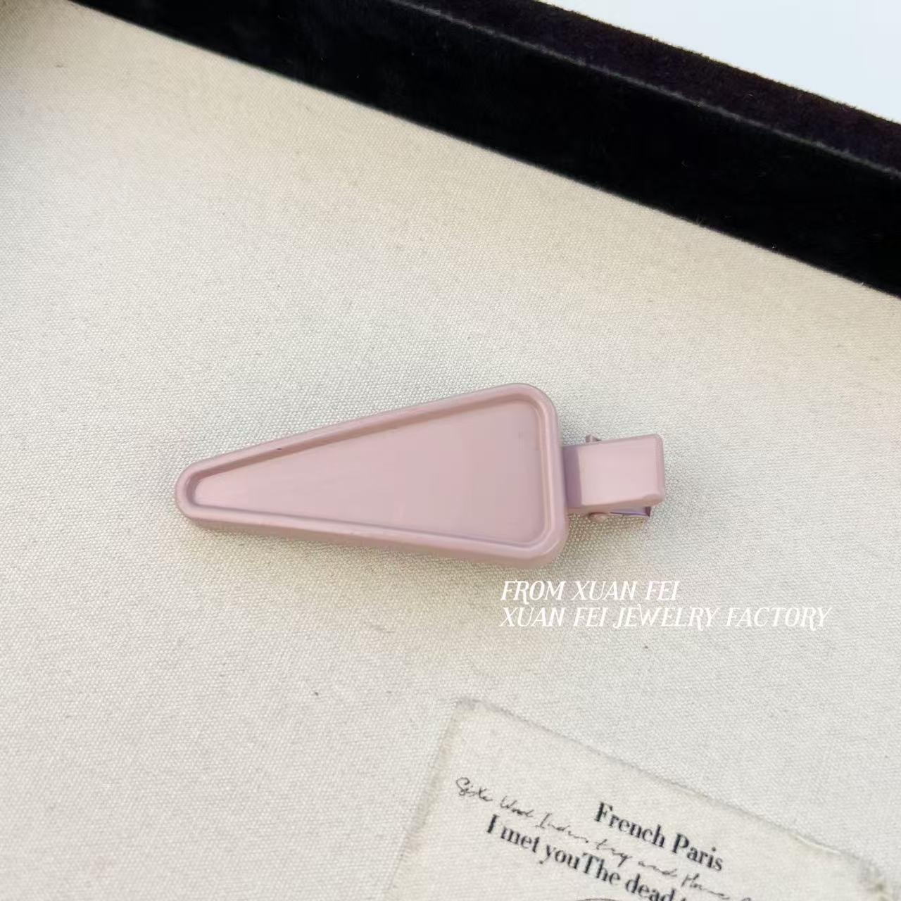 Sweet Alloy Triangle Hair Clip: Seamless Duckbill & Bangs Clip for Women
Sweet Alloy Triangle Hair Clip: Seamless Duckbill & Bangs Clip for Women