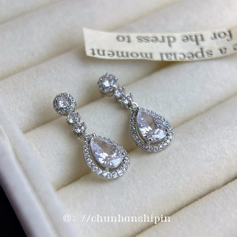 Thousand gold water drop zircon ear clips, no ear piercings, senior sense socialite temperament stud earrings,mosquito coil disc earrings.
Thousand gold water drop zircon ear clips, no ear piercings, senior sense socialite temperament stud earrings,mosquito coil disc earrings.