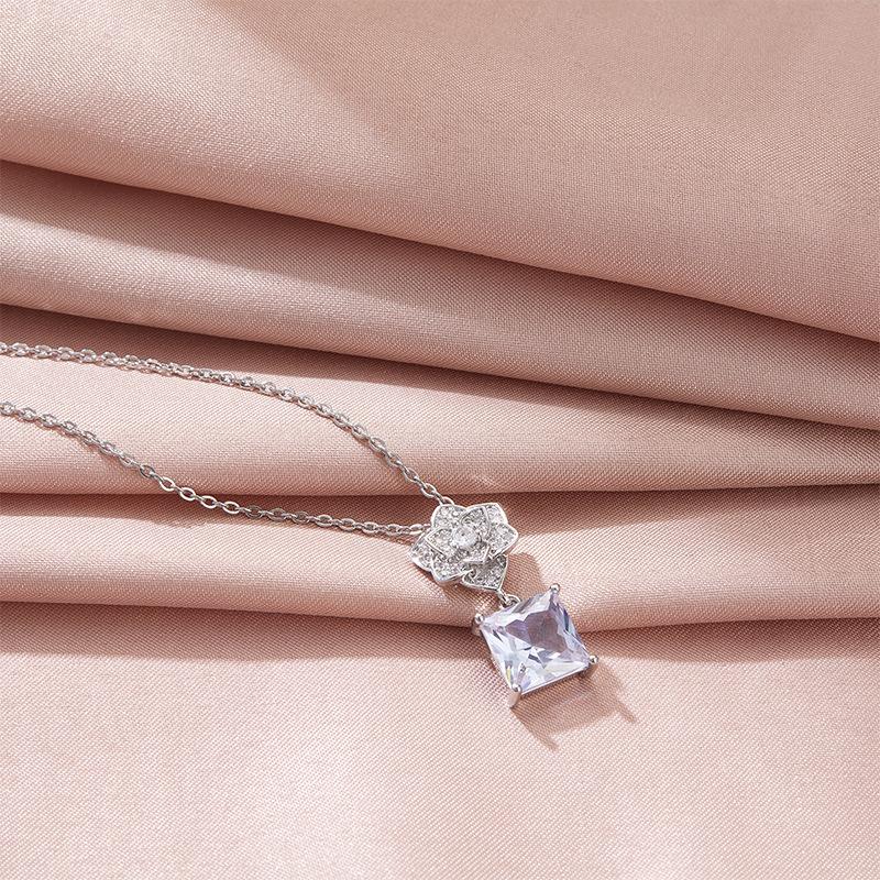 Ожерелье с квадратным цветком, женское, высокоценное, простое и универсальное, трендовое, циркониевое, геометрическое, кулон, изысканное ювелирное изделие
Ожерелье с квадратным цветком, женское, высокоценное, простое и универсальное, трендовое, циркониевое, геометрическое, кулон, изысканное ювелирное изделие