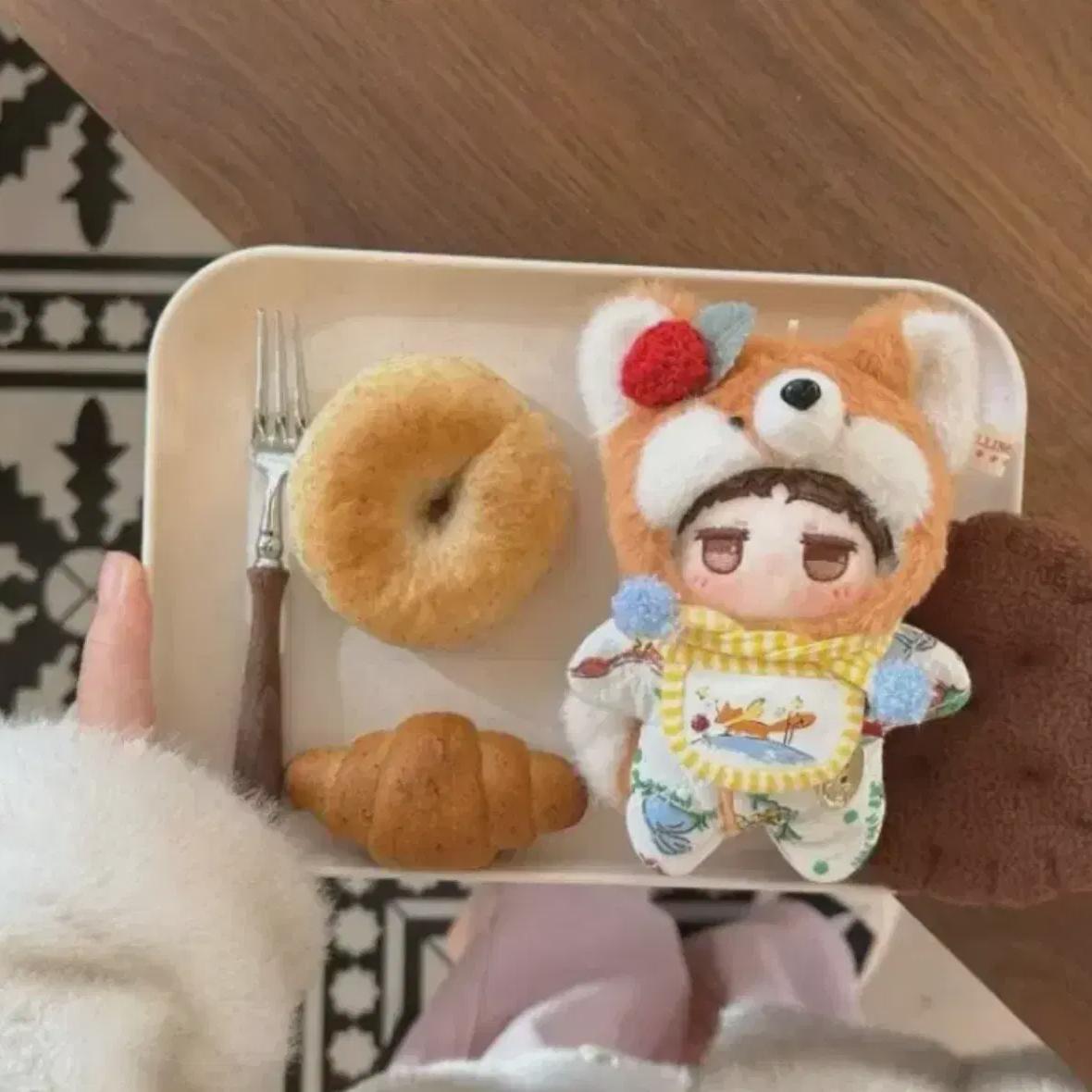 Маленький принц, катящий кролик
Маленький принц, катящий кролик