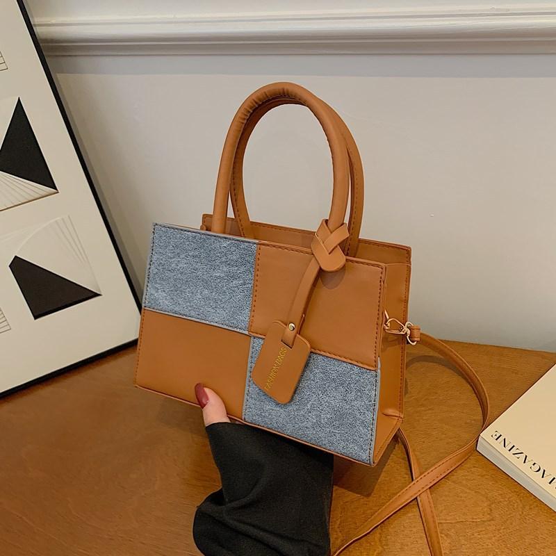 Contrasting color small bag women s 2025 summer new versatile messenger bag premium texture portable small square bag
Contrasting color small bag women s 2025 summer new versatile messenger bag premium texture portable small square bag