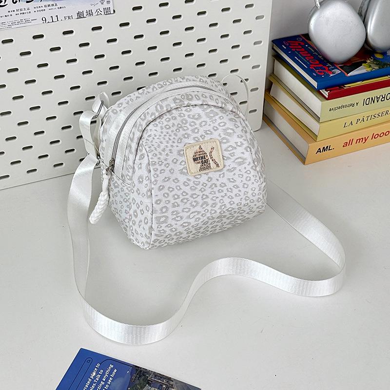 Spring and summer 2025 new fashion lightweight shell bag versatile leisure sports shoulder bag women s messenger bag чорний
Spring and summer 2025 new fashion lightweight shell bag versatile leisure sports shoulder bag women s messenger bag чорний