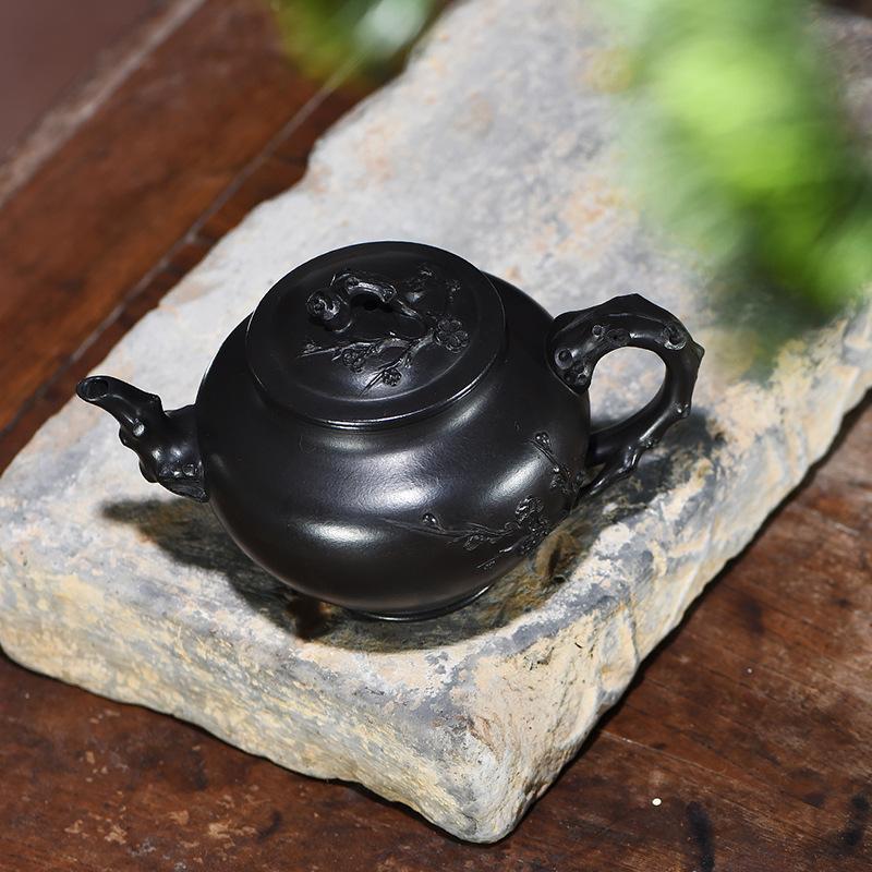 350ml Yixing high-end Yixing purple clay teapot raw ore black mud handmade stone spoon teapot
350ml Yixing high-end Yixing purple clay teapot raw ore black mud handmade stone spoon teapot