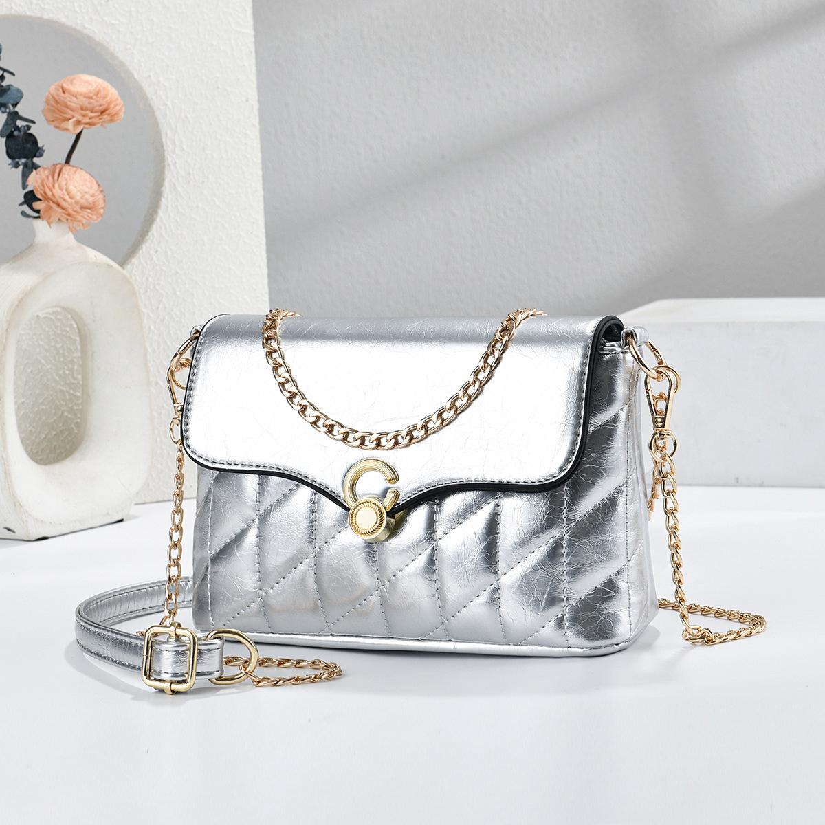 Fashionable Lock Buckle Chain Shoulder Bag Women s New 2026 Luxury Sensation Lightweight Crossbody Bag Womens Underarm Bag 20x7x14cm
Fashionable Lock Buckle Chain Shoulder Bag Women s New 2026 Luxury Sensation Lightweight Crossbody Bag Womens Underarm Bag 20x7x14cm