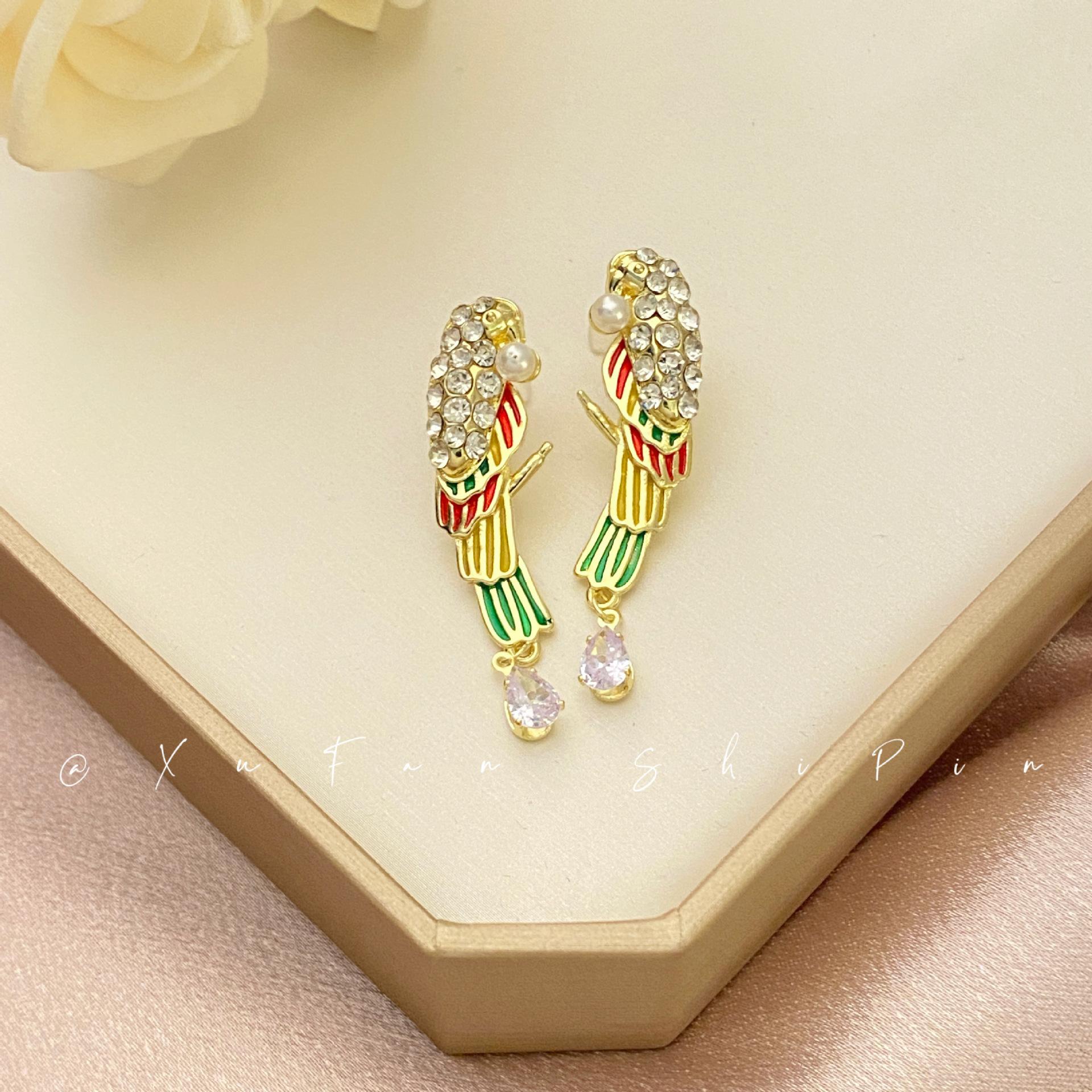 Новые роскошные красочные серьги-джокеры с цирконом и инкрустацией в виде птицы-попугая, женские серьги-джокеры
Новые роскошные красочные серьги-джокеры с цирконом и инкрустацией в виде птицы-попугая, женские серьги-джокеры