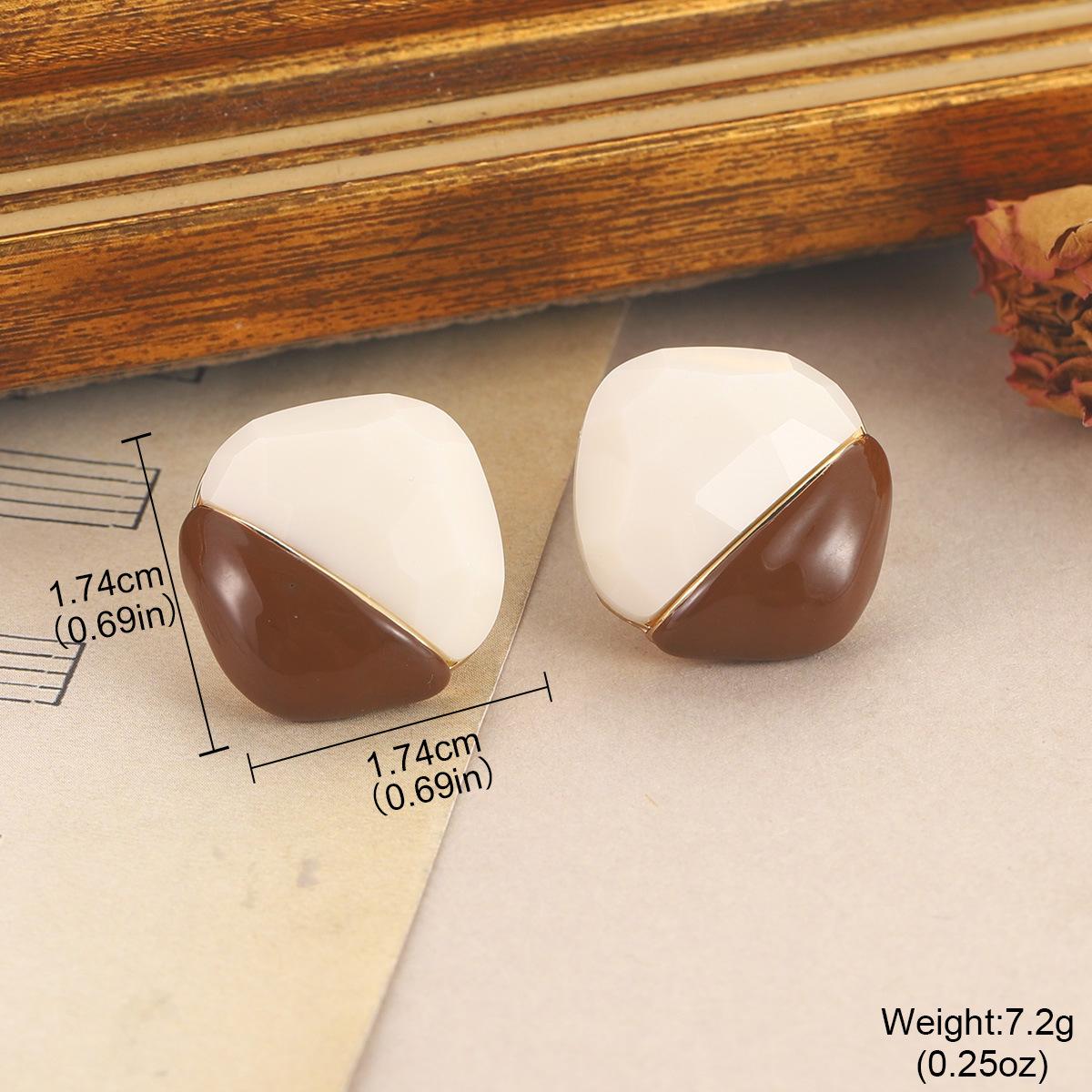 Autumn and winter new fashion Maillard brown square earrings inlaid with zircon simple temperament Hong Kong style earrings earrings
Autumn and winter new fashion Maillard brown square earrings inlaid with zircon simple temperament Hong Kong style earrings earrings