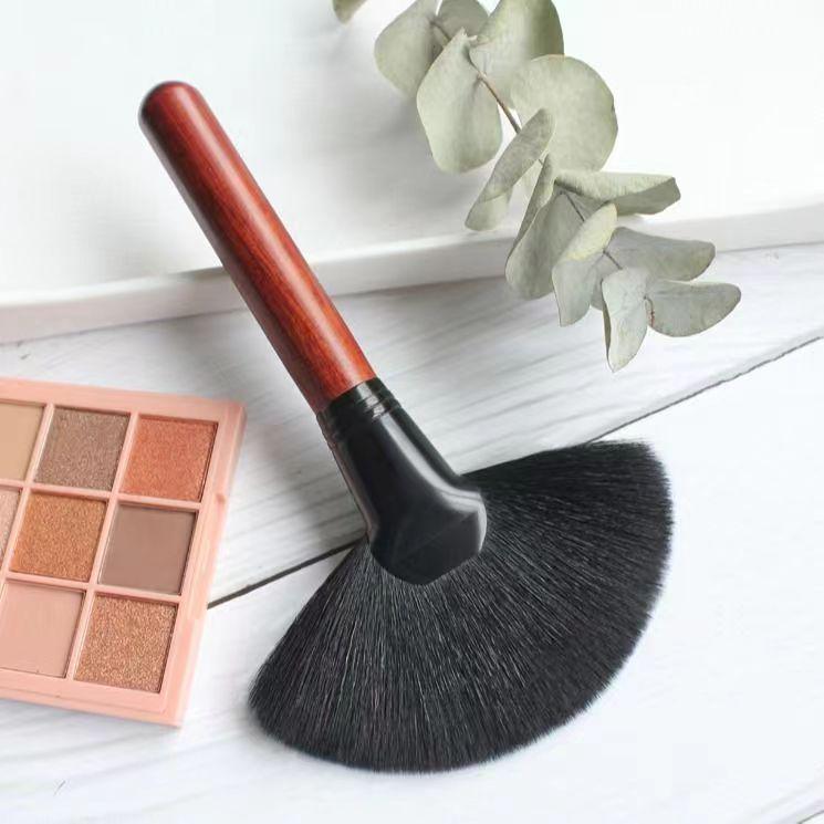 Large Fan-shaped Soft Highlighter Brush - Gentle, Effective Powder Pickup for Makeup чорний
Large Fan-shaped Soft Highlighter Brush - Gentle, Effective Powder Pickup for Makeup чорний