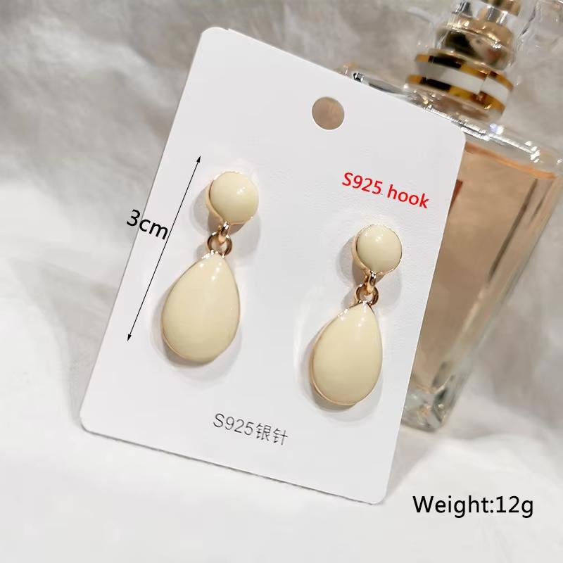New Beige Hanging Earrings for Women Korean Fashion Crystal White Acrylic Dangle Earrings Hollow Geometric Girls Ear Zircon
New Beige Hanging Earrings for Women Korean Fashion Crystal White Acrylic Dangle Earrings Hollow Geometric Girls Ear Zircon