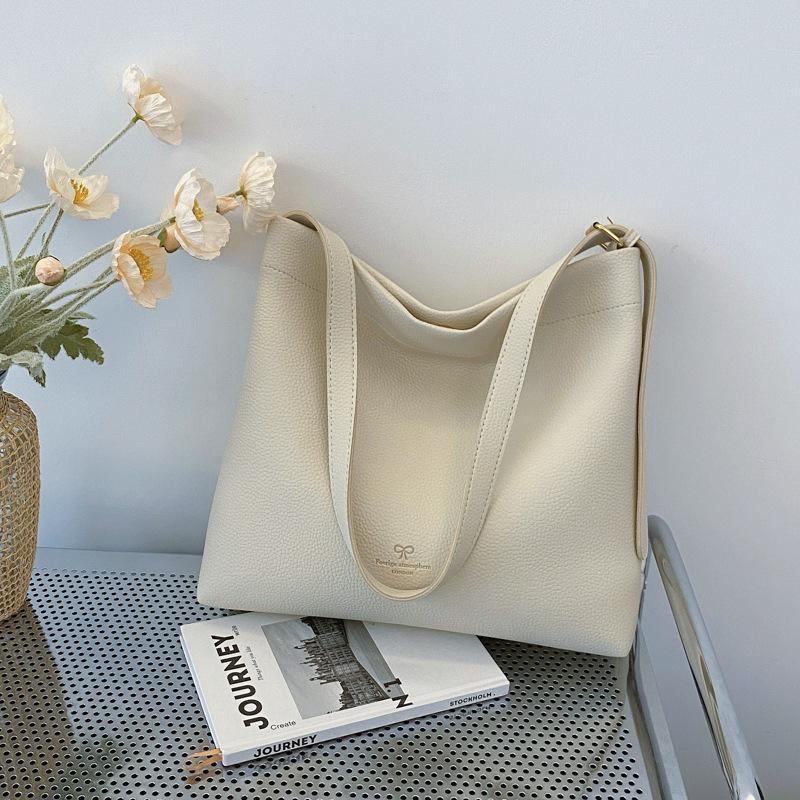 Модная сумка-тоут женская 2024 осень и зима новая простая повседневная большая вместимость на плечо высококлассная сумка-мессенджер
Модная сумка-тоут женская 2024 осень и зима новая простая повседневная большая вместимость на плечо высококлассная сумка-мессенджер