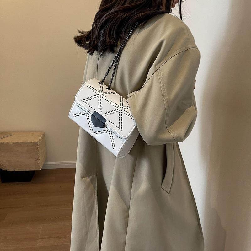 Rivet diamond chain simple 2025 new winter solid color trend casual lock single shoulder crossbody small square bag чорний
Rivet diamond chain simple 2025 new winter solid color trend casual lock single shoulder crossbody small square bag чорний