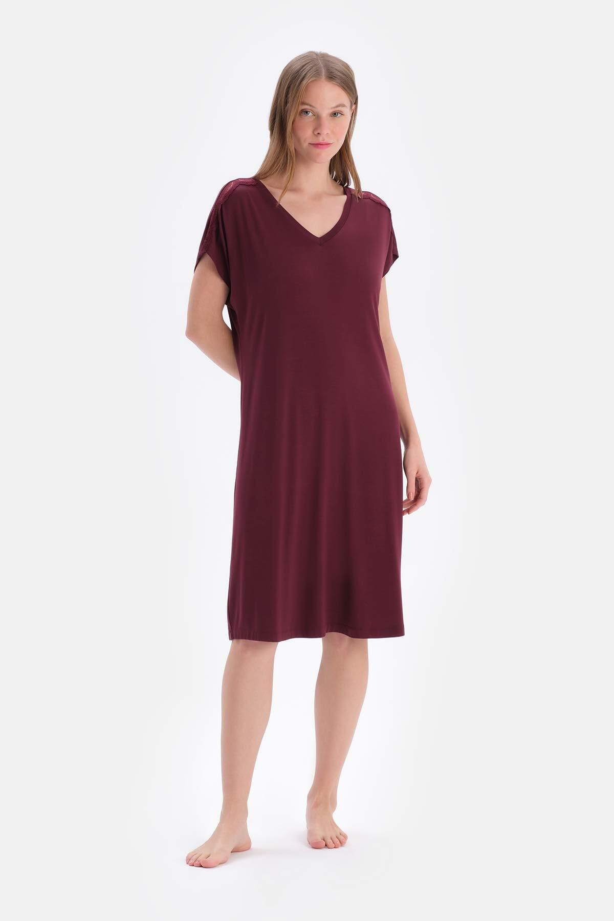 Женская мода, новая ночная рубашка бордового цвета с кружевным декором 
Женская мода, новая ночная рубашка бордового цвета с кружевным декором