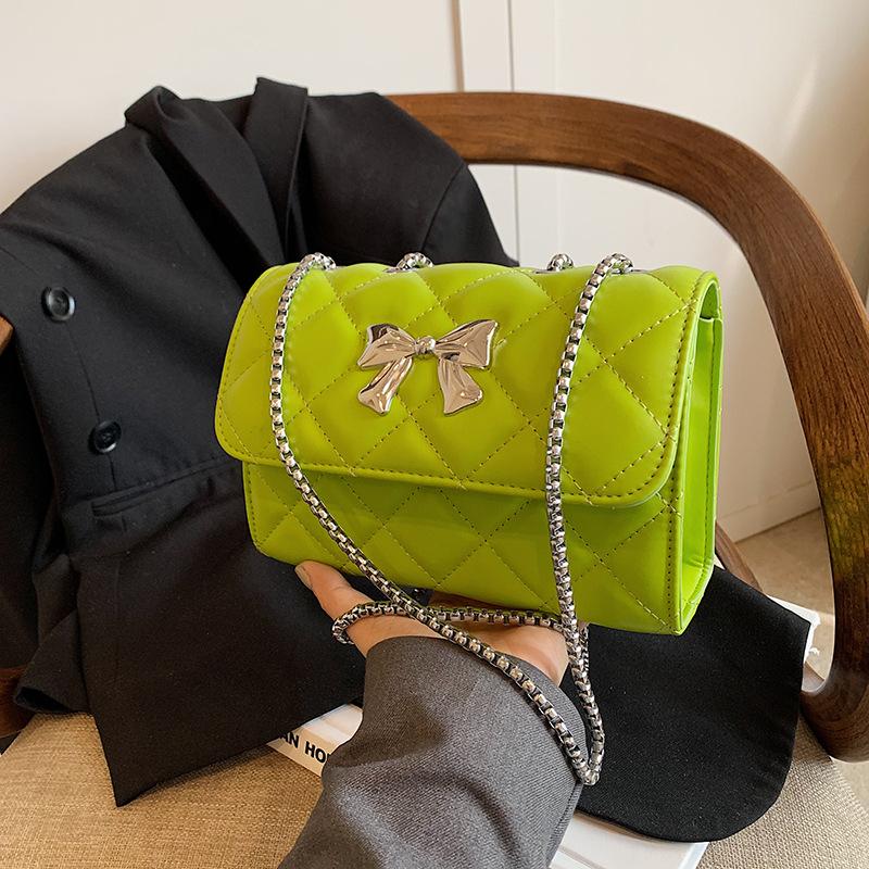 Женская новая модная сумка-клатч в стиле «маленький аромат» с ромбовидной цепочкой на плечо, корейская версия, простая маленькая квадратная сумка через плечо для женщин
Женская новая модная сумка-клатч в стиле «маленький аромат» с ромбовидной цепочкой на плечо, корейская версия, простая маленькая квадратная сумка через плечо для женщин
