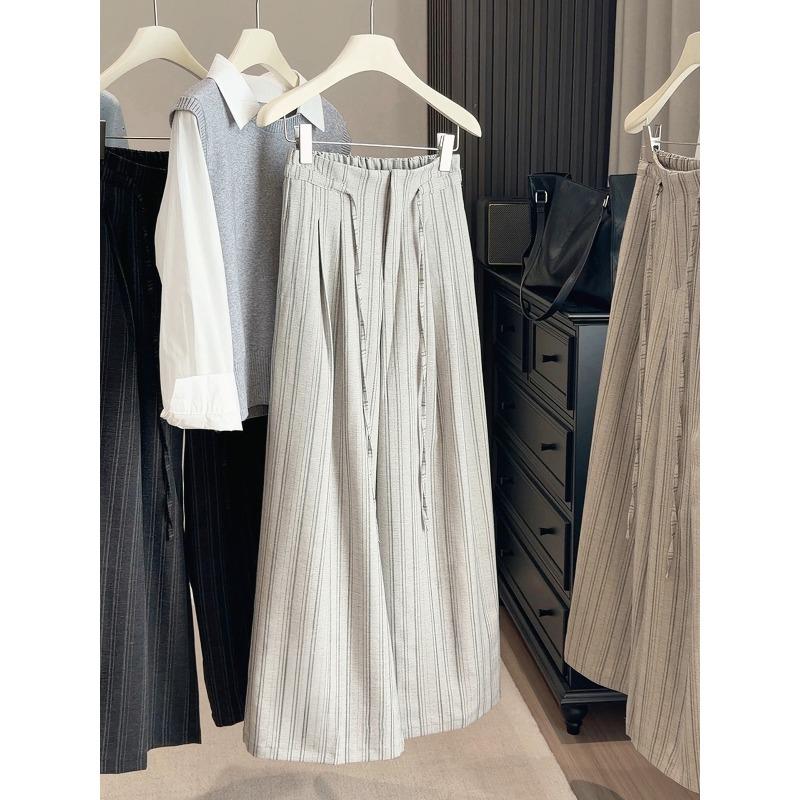 Slack pleated striped wide-leg casual pants women s spring new versatile high-waisted thin straight suit trousers S серый
Slack pleated striped wide-leg casual pants women s spring new versatile high-waisted thin straight suit trousers S серый