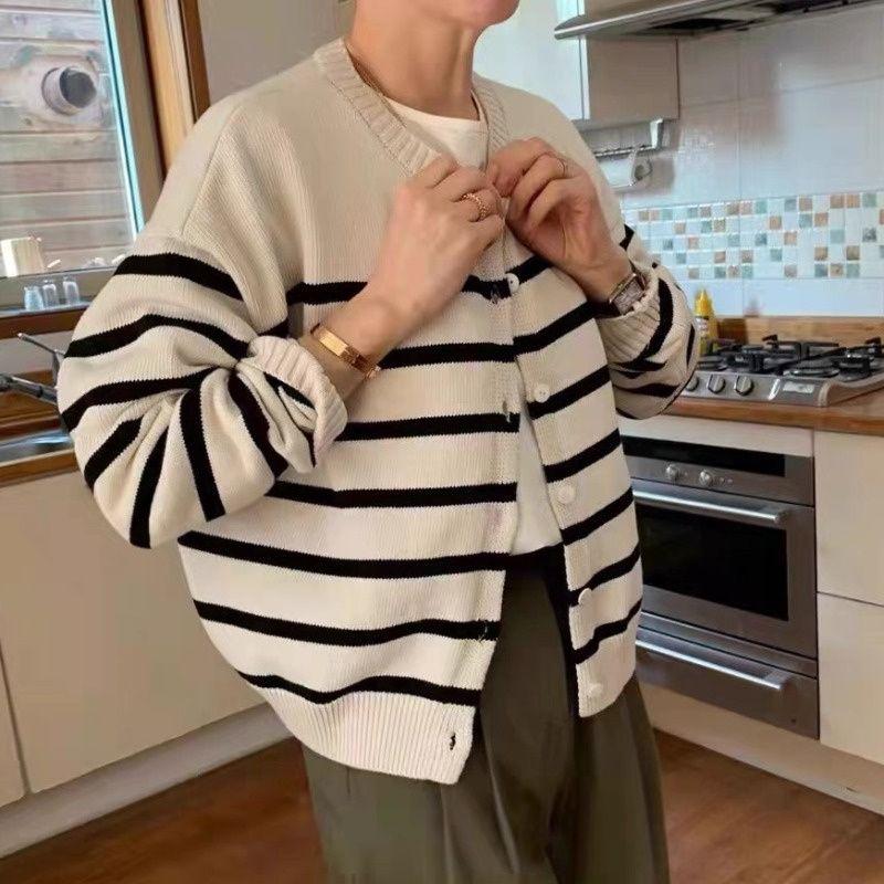 Милый кардиган, свитер, повседневный красивый высококлассный однобортный трикотаж с круглым вырезом и контрастной полосой, трикотажное пальто-кардиган с длинными рукавами One Size бежевый
Милый кардиган, свитер, повседневный красивый высококлассный однобортный трикотаж с круглым вырезом и контрастной полосой, трикотажное пальто-кардиган с длинными рукавами One Size бежевый